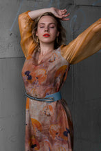 Laden Sie das Bild in den Galerie-Viewer, leinenkleid orange mit Seidenärmel gepufft CLARA KAESDORF