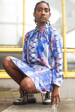Laden Sie das Bild in den Galerie-Viewer, Kleid mit grafischem Muster und gerafftem Kragen Clara Kaesdorf