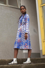 Laden Sie das Bild in den Galerie-Viewer, Midi Dress waisted with blue grafic print CLARA KAESDORF