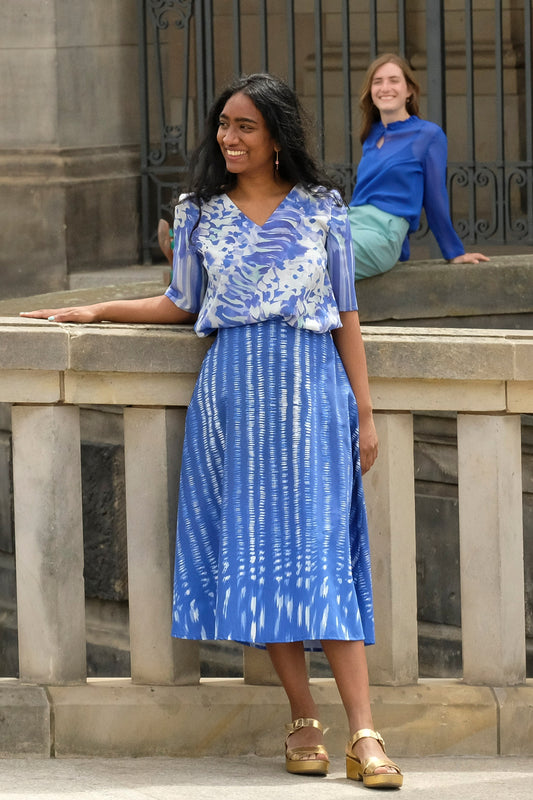 Blauer Midirock mit Tupfen CLARA KAESDORF