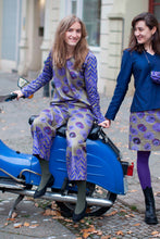 Laden Sie das Bild in den Galerie-Viewer, Beige Lila weite Hose aus Biobaumwolle in Berlin genäht von Clara Kaesdorf