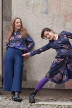 Laden Sie das Bild in den Galerie-Viewer, dark blue wool trousers made in Berlin by Clara Kaesdorf