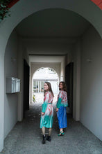 Laden Sie das Bild in den Galerie-Viewer, streetstyle Berlin with blue printed wide leg pants