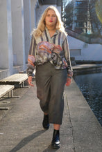 Laden Sie das Bild in den Galerie-Viewer, grau schimmernde Woll Culottes aus Berlin CLARA KAESDORF
