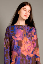 Laden Sie das Bild in den Galerie-Viewer, Loose cut Top with Flowers