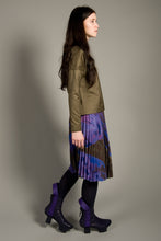 Laden Sie das Bild in den Galerie-Viewer, Basic Green Shirt with Golden Stripes