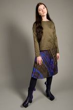 Laden Sie das Bild in den Galerie-Viewer, Basic Green Shirt with Golden Stripes