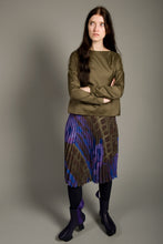 Laden Sie das Bild in den Galerie-Viewer, Basic Green Shirt with Golden Stripes