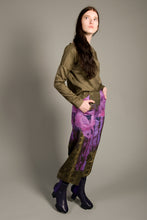 Laden Sie das Bild in den Galerie-Viewer, Basic Green Shirt with Golden Stripes