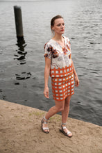 Laden Sie das Bild in den Galerie-Viewer, Linen Shirt with Orange Print