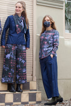 Laden Sie das Bild in den Galerie-Viewer, Weite Tencel Bluse mit Himbeerrosanem Muster aus Berlin von Clara Kaesdorf