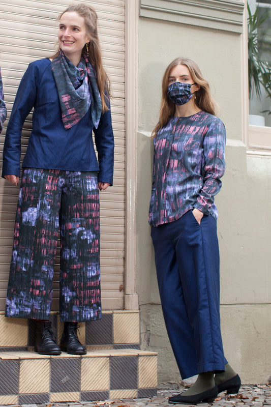Weite Tencel Bluse mit Himbeerrosanem Muster aus Berlin von Clara Kaesdorf