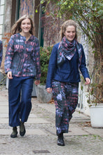 Laden Sie das Bild in den Galerie-Viewer, dark blue wool blouse made by clara kaesdorf