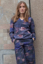 Laden Sie das Bild in den Galerie-Viewer, Dark Checked Raglan Blouse