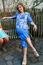 Laden Sie das Bild in den Galerie-Viewer, Summer blouse with flower print in mint blue by CLARA KAESORF