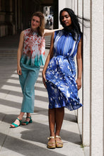 Laden Sie das Bild in den Galerie-Viewer, Ärmelloses Blumenkleid in Blau
