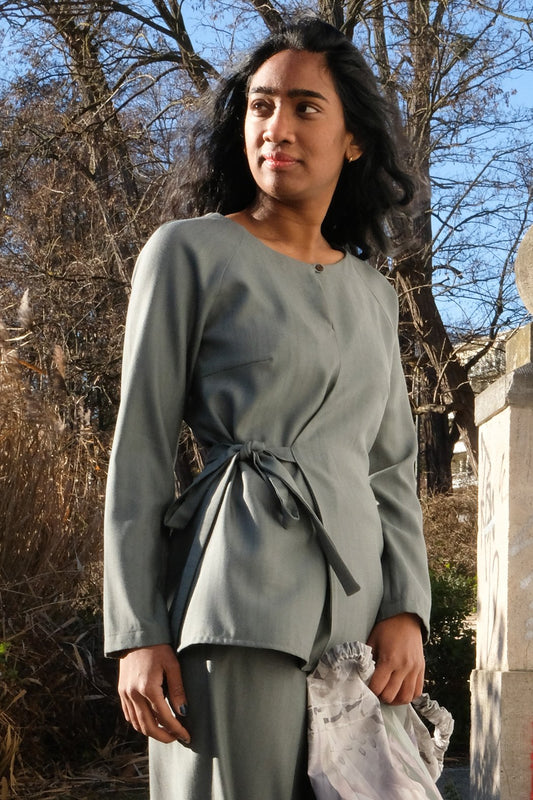 grüne Wickelbluse aus Berlin CLARA KAESDORF