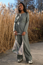 Laden Sie das Bild in den Galerie-Viewer, Green outfit with made in Berlin CLARA KAESDORF