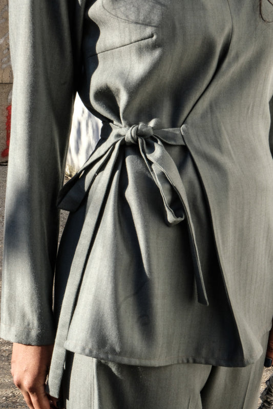 Detail grüne Wickelbluse von Clara Kaesdorf