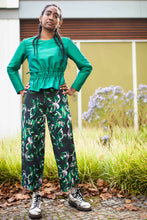 Laden Sie das Bild in den Galerie-Viewer, Culottes Green with Pink Flowers