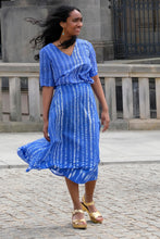 Laden Sie das Bild in den Galerie-Viewer, Blue Summer look made in Berlin by CLARA KAESDORF