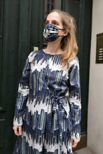 Laden Sie das Bild in den Galerie-Viewer, Wickelkleid mit Bio-Baumwollmaske gemustert Clara Kaesdorf
