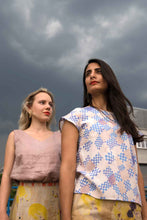 Laden Sie das Bild in den Galerie-Viewer, blue beige printed summer top Tencel made in Berlin CLARA KAESDORF