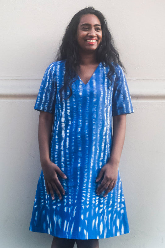 Blau getupftes Sommerkleid