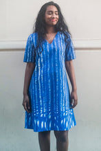 Laden Sie das Bild in den Galerie-Viewer, Blue dotted summer dress made in Berlin