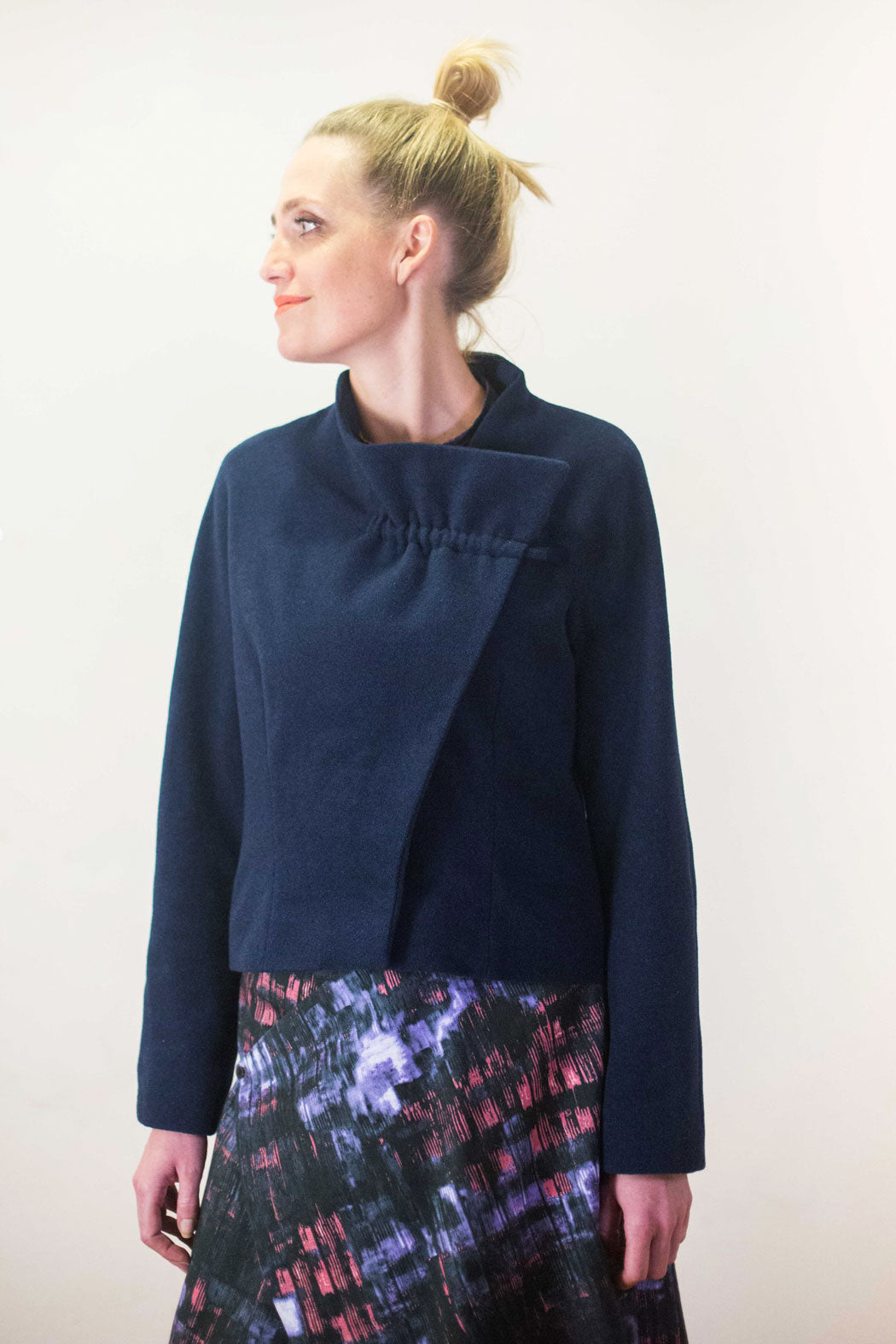 dunkelblaue Jacke mit asymmetrischem Kragen