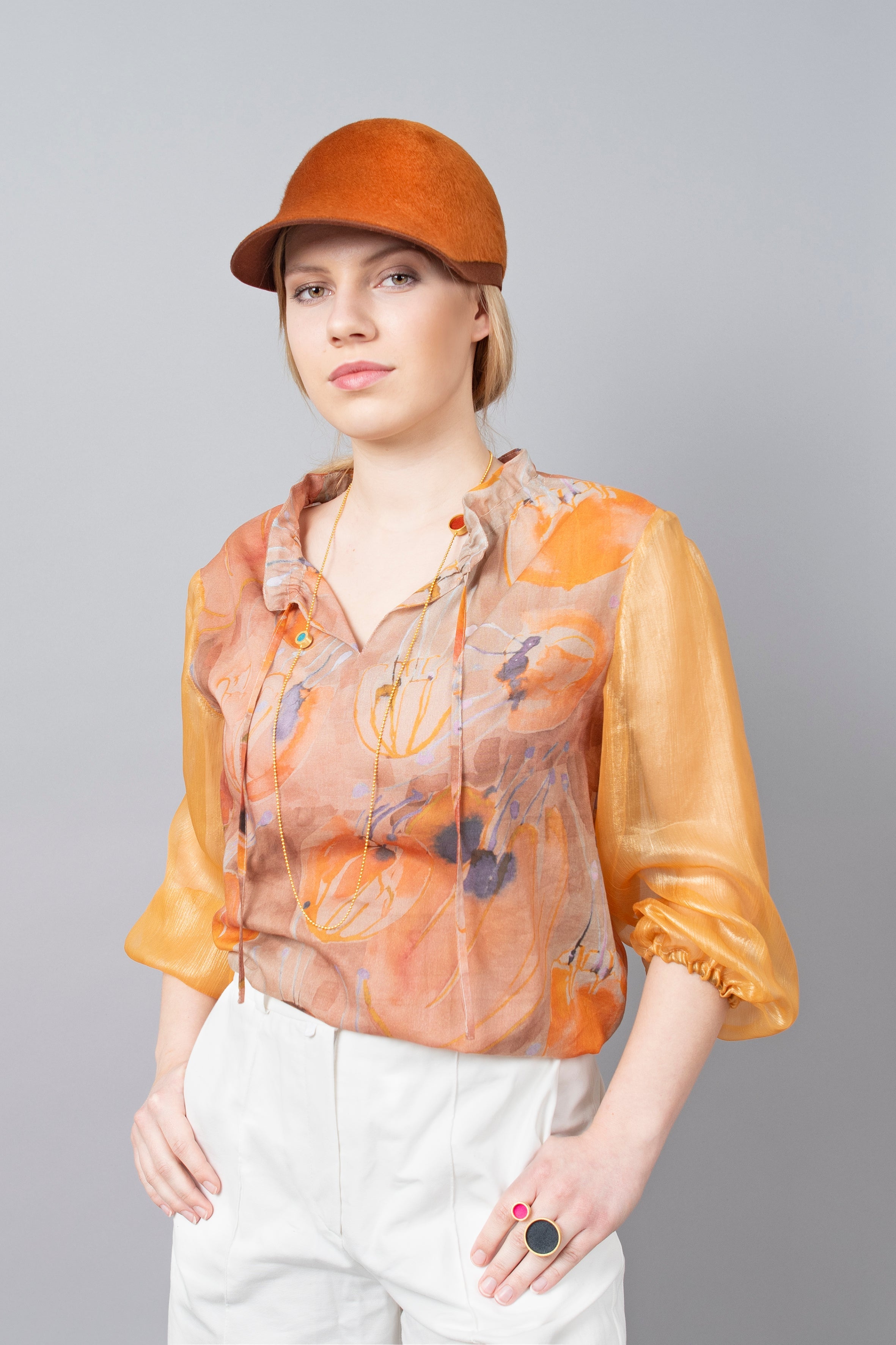 Bluse Orange Clara Kaesdorf und Hut Nada Quenzel