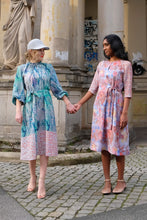 Laden Sie das Bild in den Galerie-Viewer, Wrap Dress Floral Print Mix