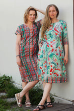 Laden Sie das Bild in den Galerie-Viewer, Straight Dress Red Green Check