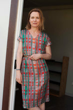 Laden Sie das Bild in den Galerie-Viewer, Straight Dress Red Green Check