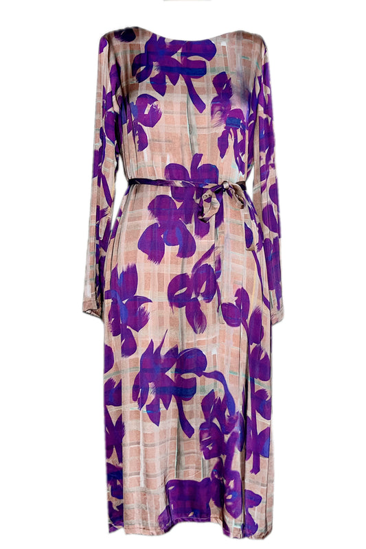 Weites Kleid mit Gürtel und lila Muster