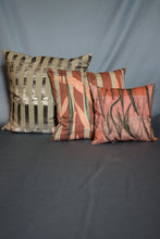 Laden Sie das Bild in den Galerie-Viewer, Cushion Grafic Print with Green