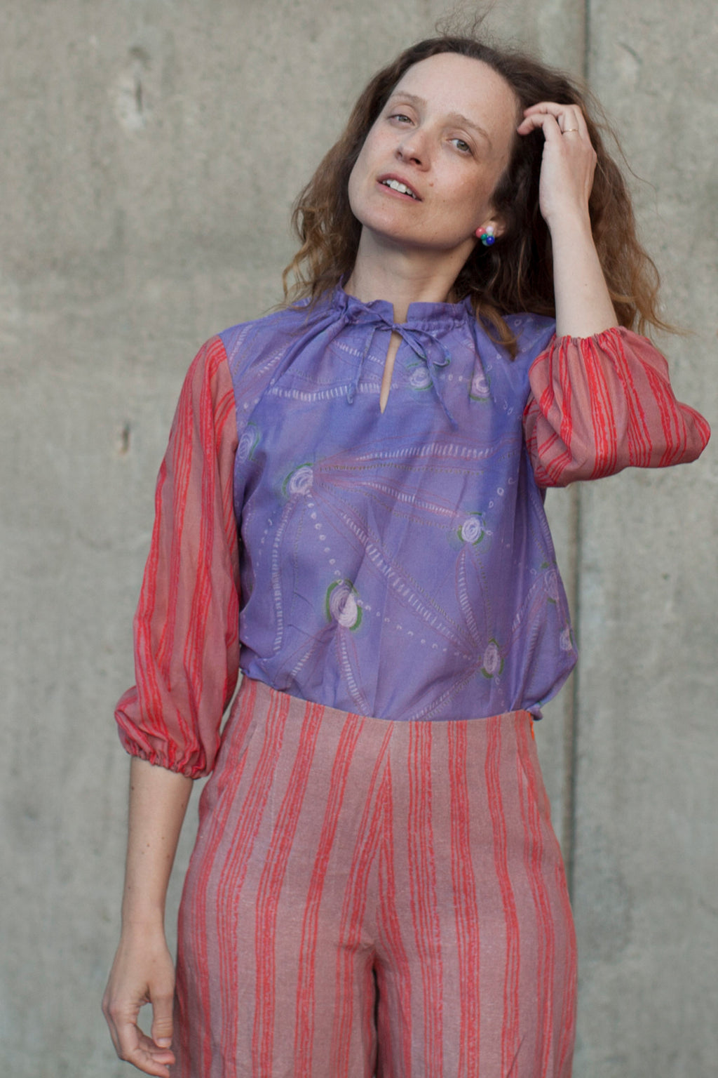 Bluse geraffter Kragen lila weiße Blumen