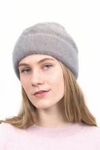 Laden Sie das Bild in den Galerie-Viewer, Angora Beanie Lil Different Colors Nada Quenzel