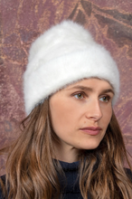 Laden Sie das Bild in den Galerie-Viewer, Angora Beanie Lil Different Colors Nada Quenzel