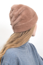 Laden Sie das Bild in den Galerie-Viewer, Angora Beanie Lil Different Colors Nada Quenzel