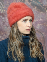 Laden Sie das Bild in den Galerie-Viewer, Angora Beanie Lil Different Colors Nada Quenzel