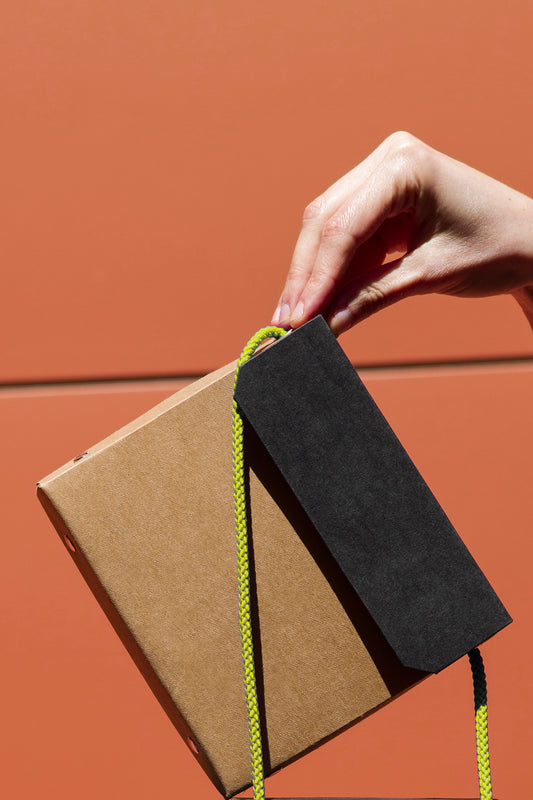 Umhängetasche Papier braun schwarz - Pendular Pocket