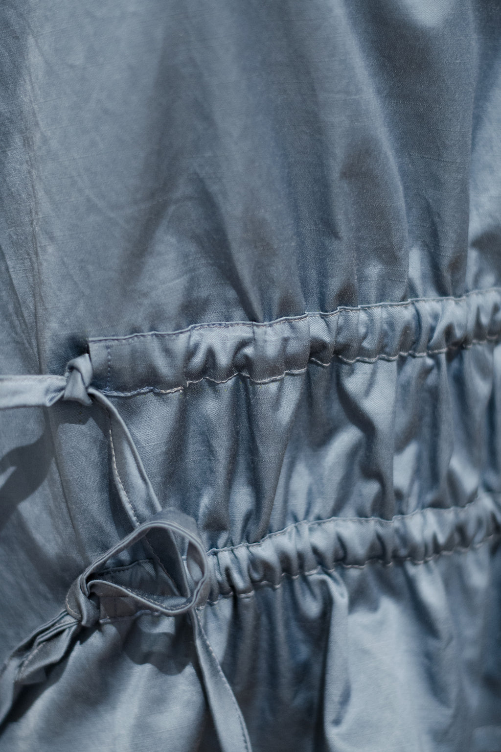 Bluse geraffte Taille glänzender hellblauer Satin