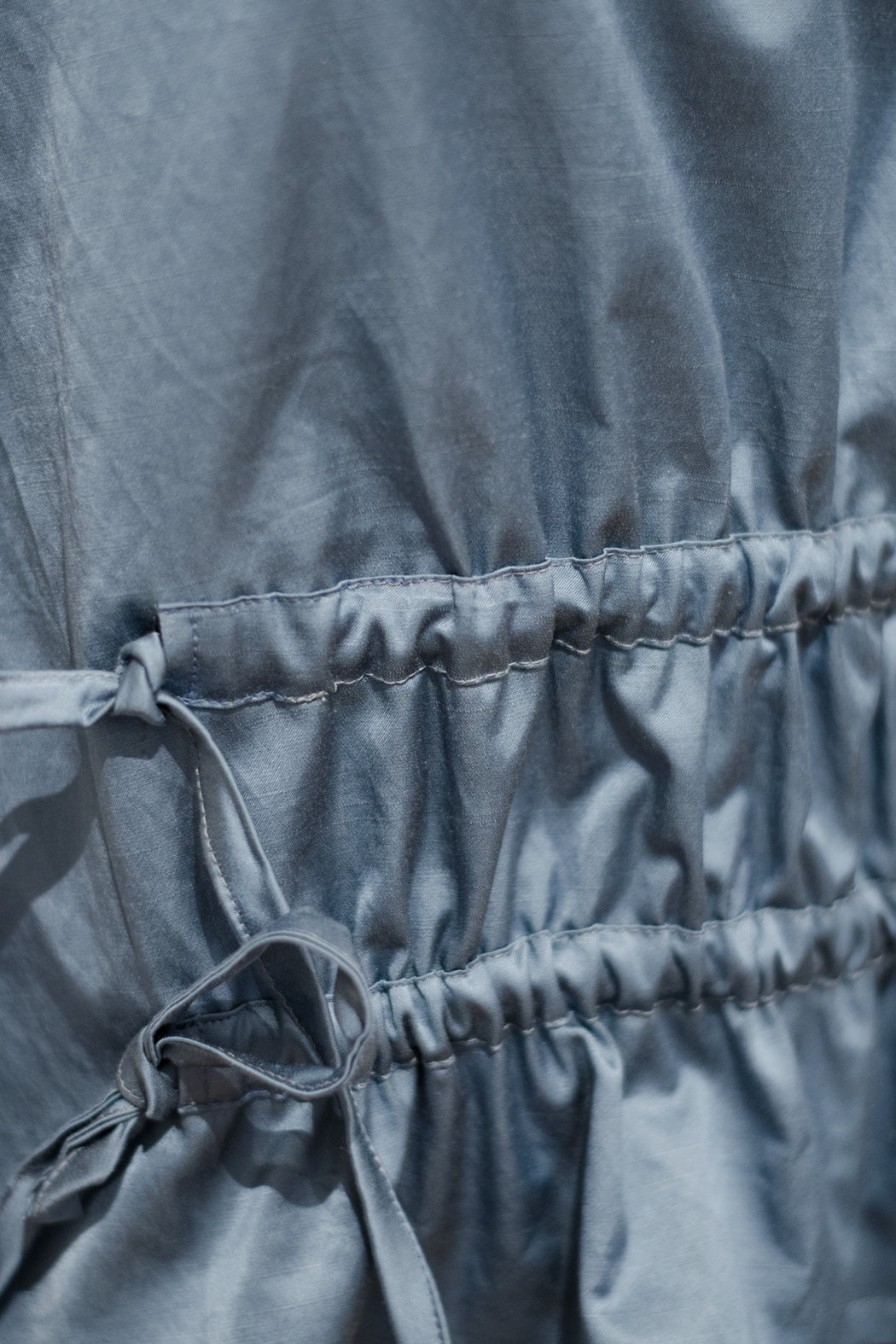 Bluse geraffte Taille glänzender hellblauer Satin