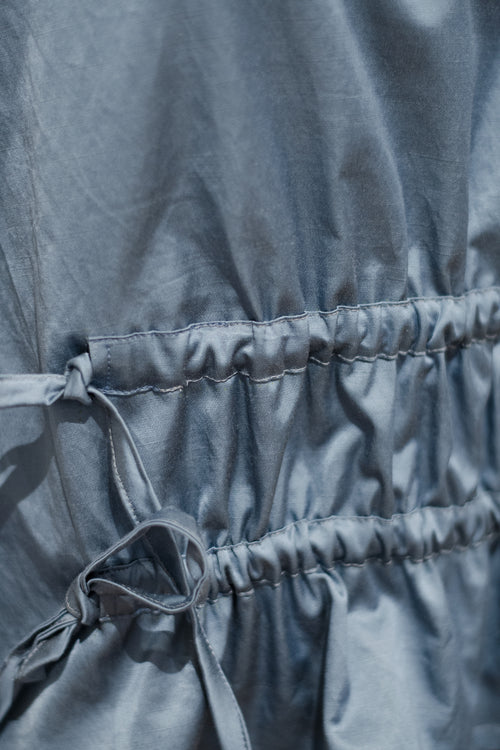 Bluse geraffte Taille glänzender hellblauer Satin