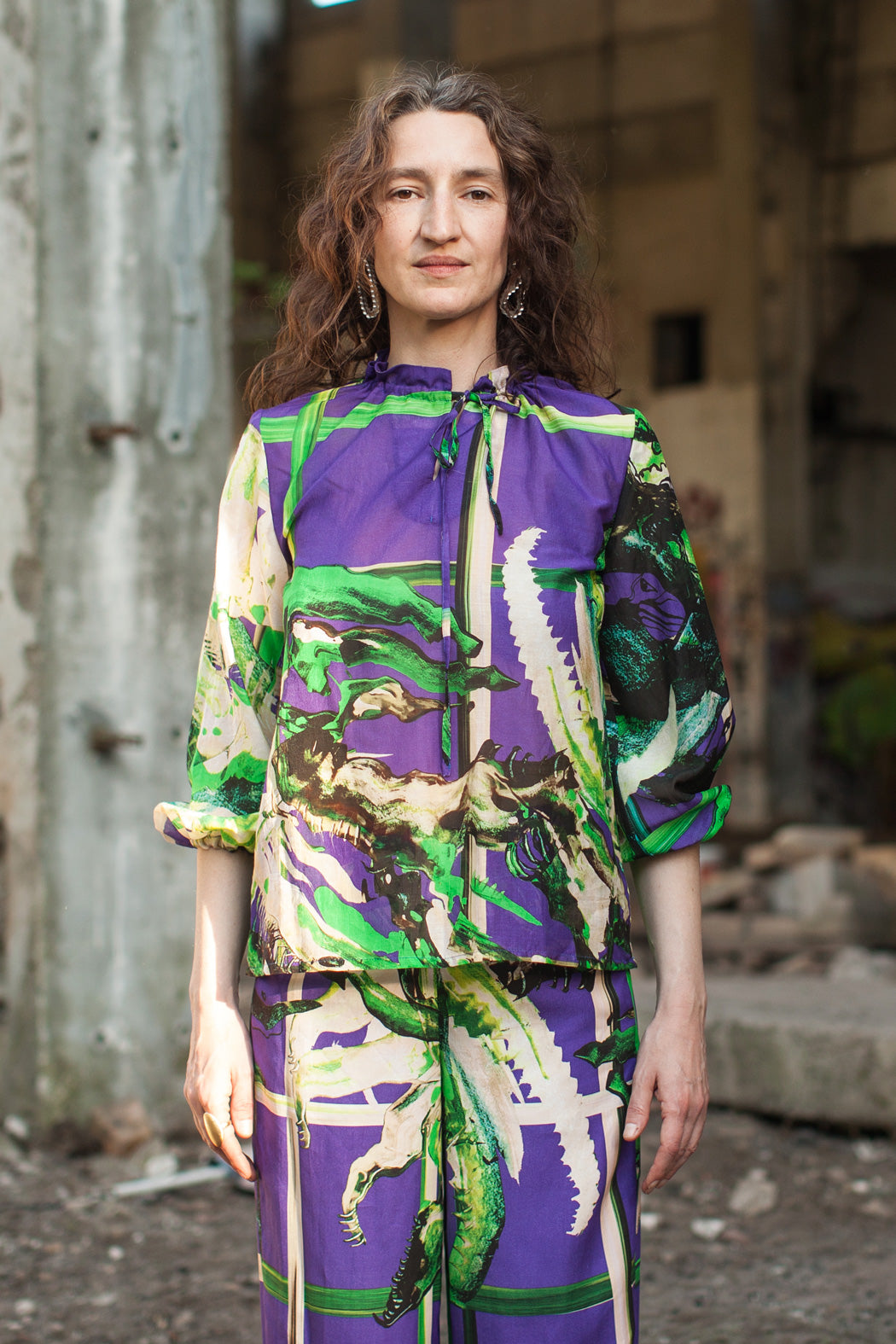Bluse geraffter Kragen lila grüne Malerei