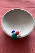 Laden Sie das Bild in den Galerie-Viewer, Ohrringe und Ring bunte Tropfen mit grün und blau - BEIRA