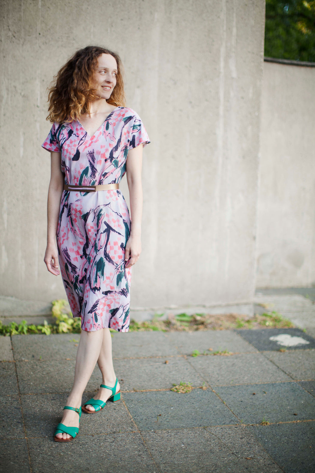 Schlichtes Kleid Blumen neonrot auf grau