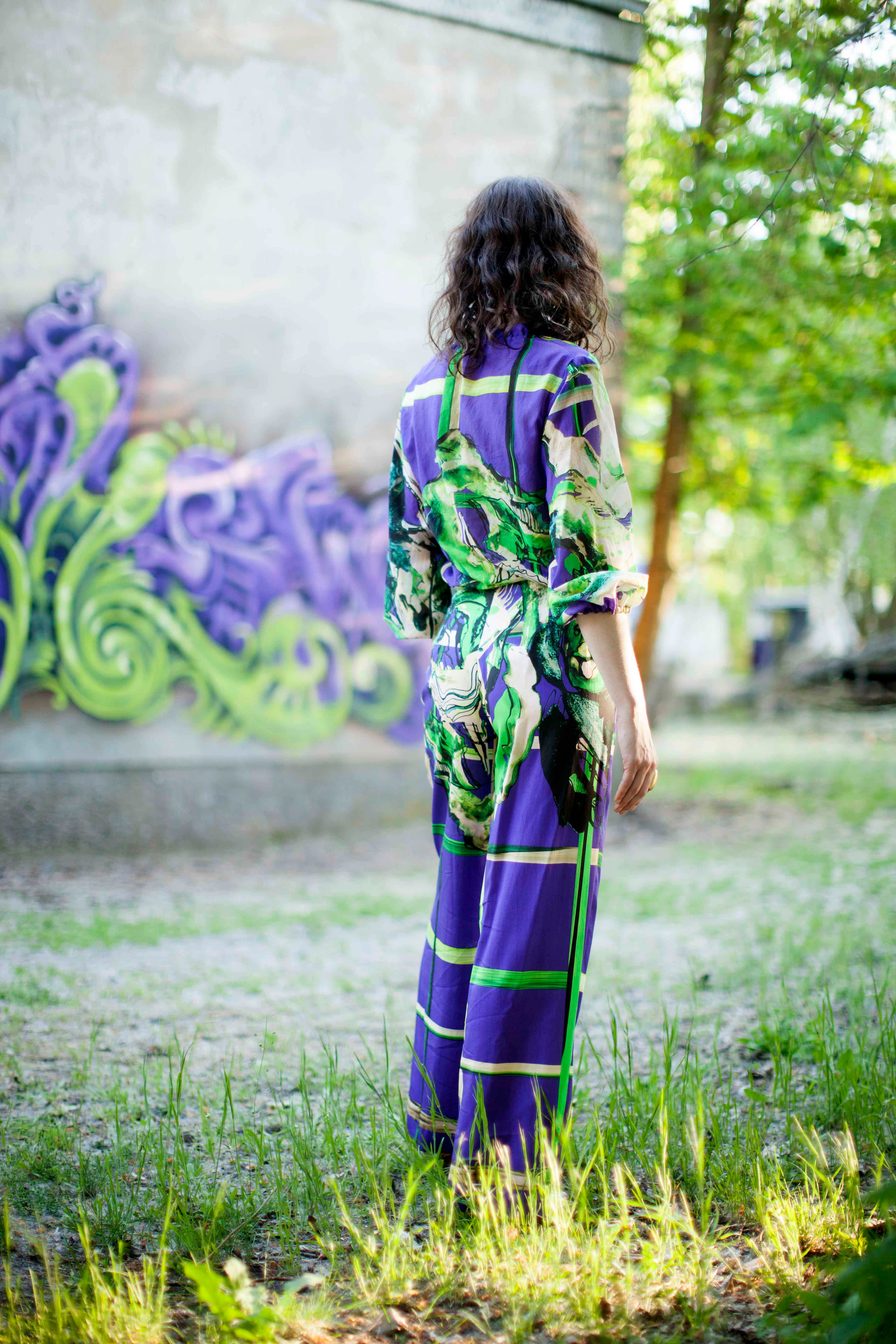 Bluse geraffter Kragen lila grüne Malerei