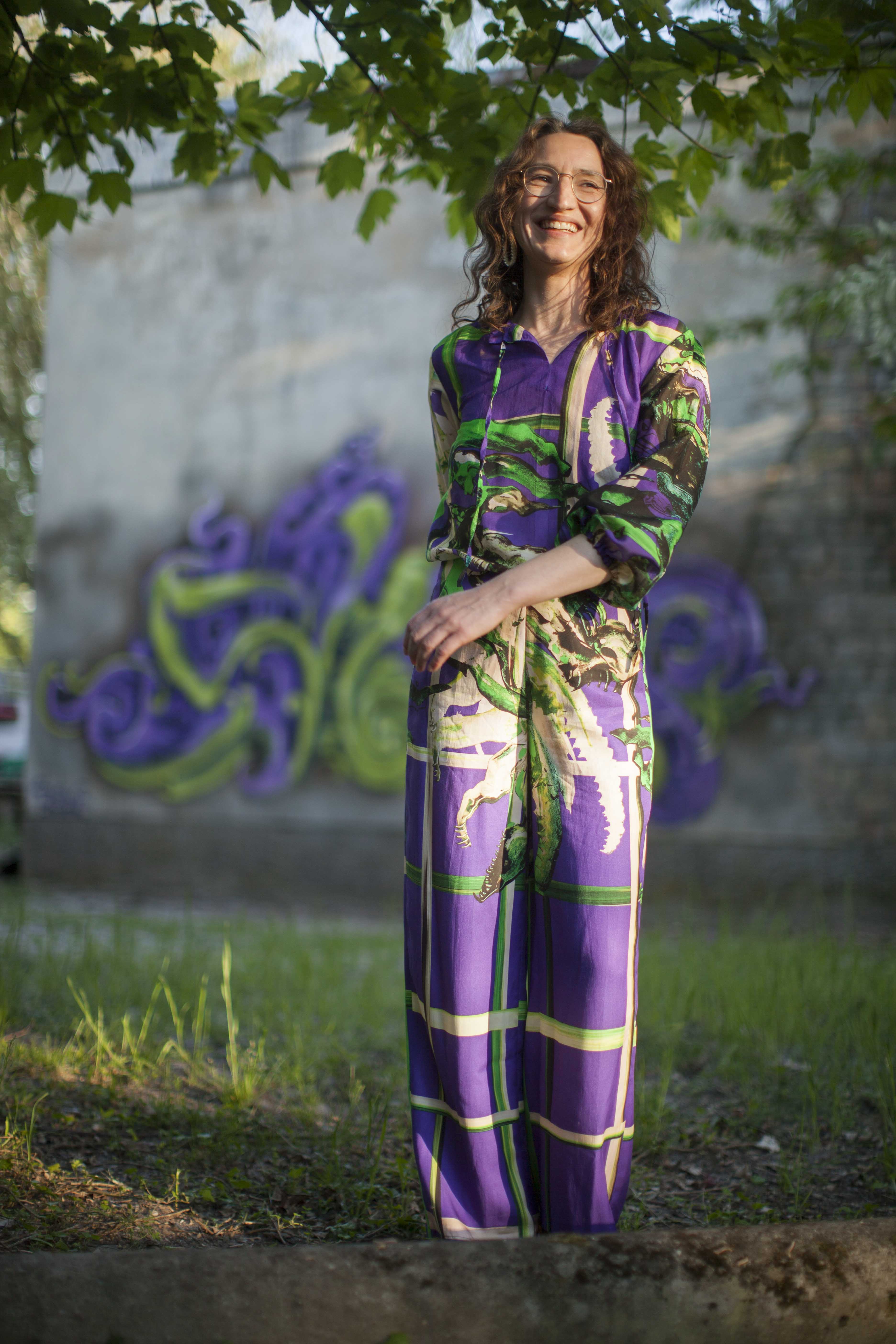 Bluse geraffter Kragen lila grüne Malerei